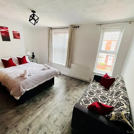 Apartment 2 Double Bedroom Private, Close To Old Trafford & City Centre *