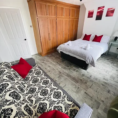 2 Double Bedroom Private, Close To Old Trafford & City Centre *
