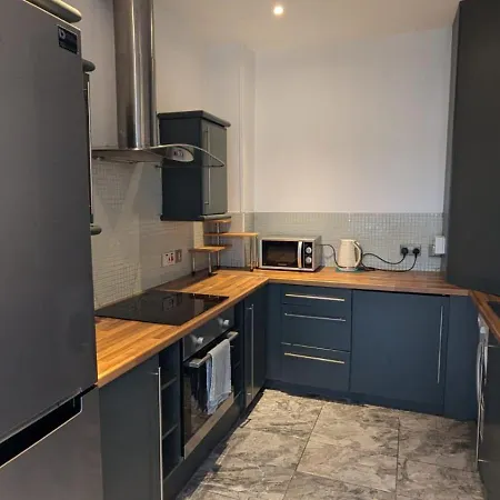 Spacious 2 Bed In Centre アパート