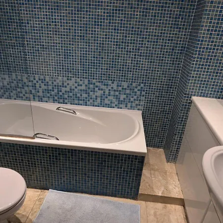 Spacious 2 Bed In Centre *