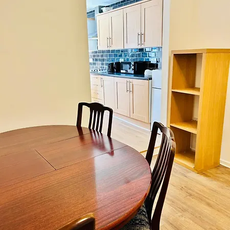 Spacious Double Bed In New Moston