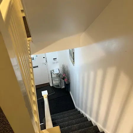 2 Bed Townhouse, Sleeps 5, Close To Centre