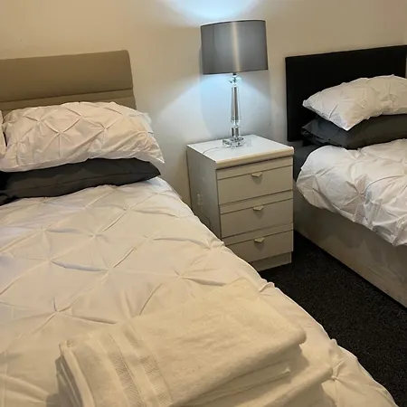 Apartment 2 Bed Townhouse, Sleeps 5, Close To Centre