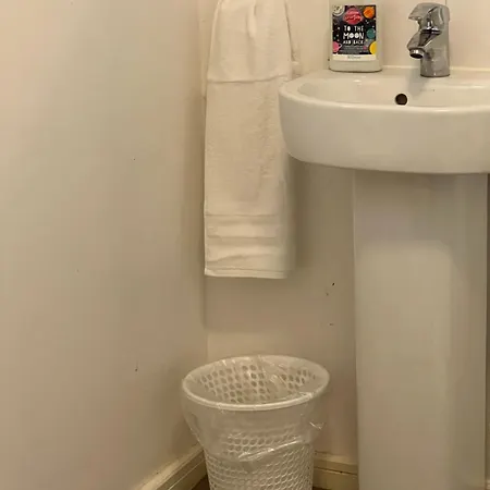 2 Bed Townhouse, Sleeps 5, Close To Centre Apartment Manchester