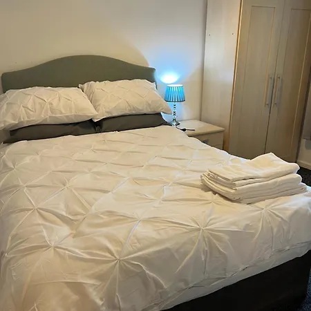2 Bed Townhouse, Sleeps 5, Close To Centre Manchester
