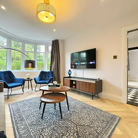 Holiday home Bright 5 Bedroom House In Didsbury,