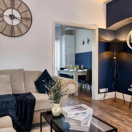 Gem - Spacious 3 Bedroom House * Манчестер