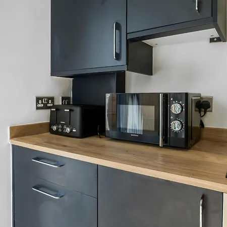 Money Off Long 3bed House In Walking Distance From Ethiad Stadium Coop Live 10min Drive To City Centre Hébergement de vacances Manchester