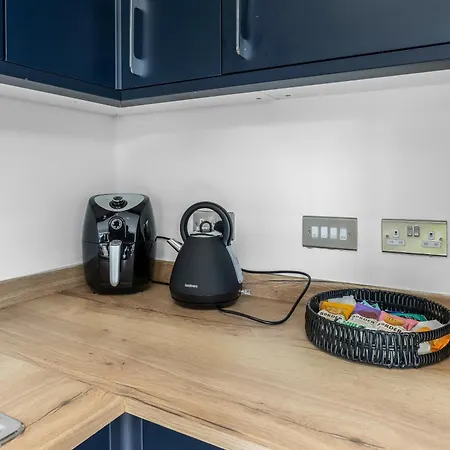 Money Off Long 3bed House In Walking Distance From Ethiad Stadium Coop Live 10min Drive To City Centre *