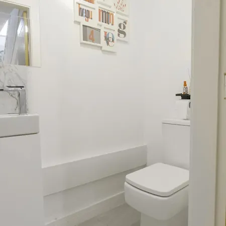 Money Off Long 3bed House In Walking Distance From Ethiad Stadium Coop Live 10min Drive To City Centre