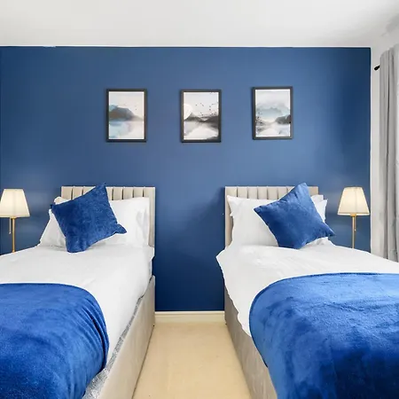 Stylish Cozy House In Quiet Neighborhood, 6mins To Coop Live Arena, Etihad Stadium & Centre With Wifi & Free Private Parking *
