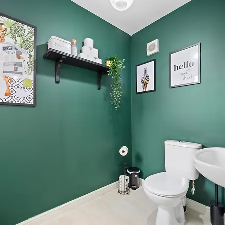 Superb Two Bedroom House Close To Etihad & Coop Live - Private & Free Parking דירה