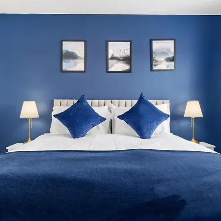 Superb Two Bedroom House Near Etihad & Coop Live - Free Parking Апартаменты *