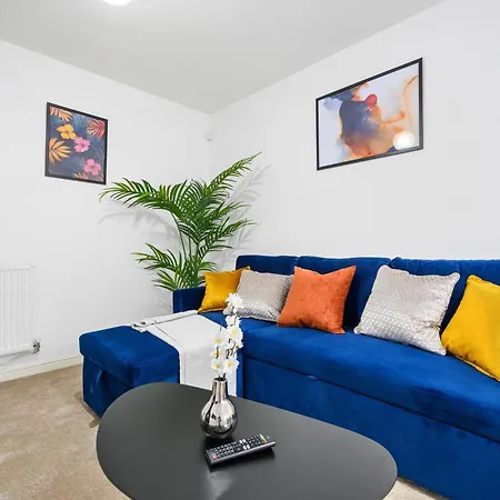 Stylish Cozy House In Quiet Neighborhood, 6mins To Coop Live Arena, Etihad Stadium & Centre With Wifi & Free Private Parking Apartment