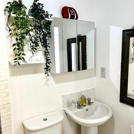 Apartment Cozy Private With Private Bathroom & Free Parking In Salford! Manchester