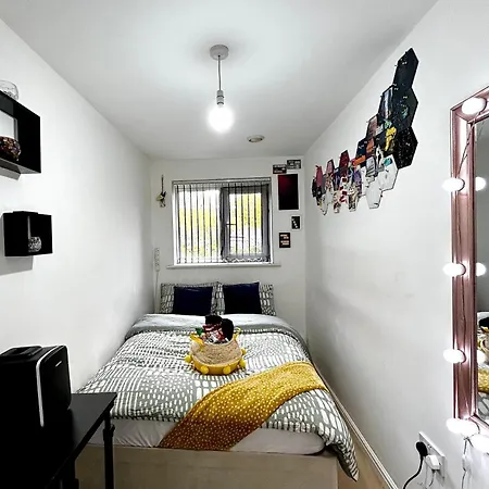 Cozy Private With Private Bathroom & Free Parking In Salford! *