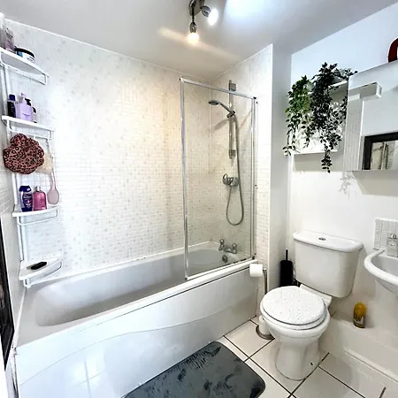 Cozy Private With Private Bathroom & Free Parking In Salford! Apartman *