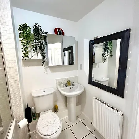 Cozy Private With Private Bathroom & Free Parking In Salford!