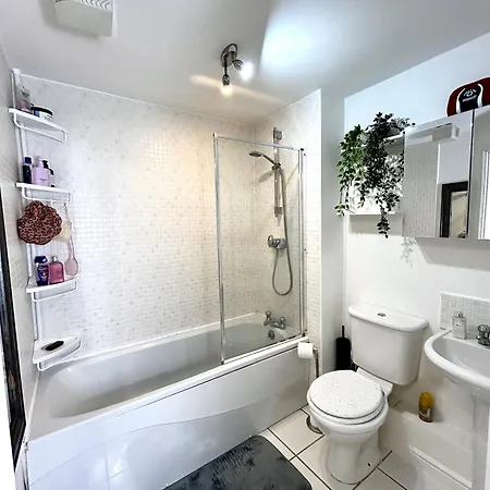 Cozy Private With Private Bathroom & Free Parking In Salford! *