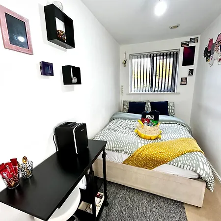 Cozy Private With Private Bathroom & Free Parking In Salford! *