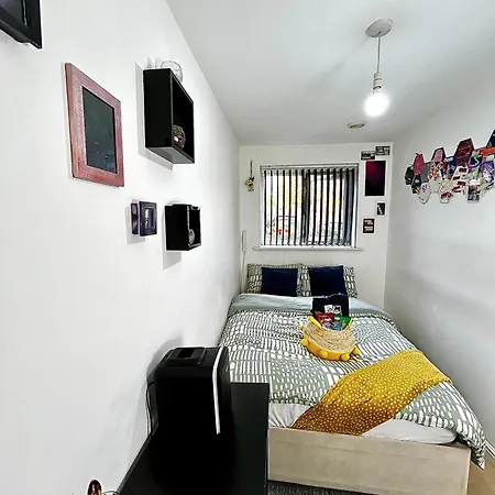 Cozy Private With Private Bathroom & Free Parking In Salford!