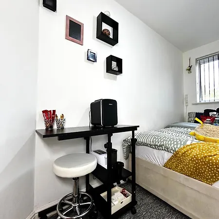 Apartment Cozy Private With Private Bathroom & Free Parking In Salford!