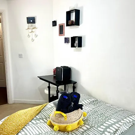Cozy Private With Private Bathroom & Free Parking In Salford! Apartment *