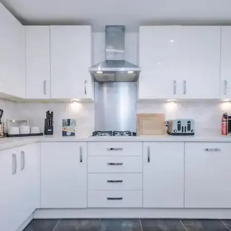 Oasis Retreat - 4 Bedroom House Holiday home