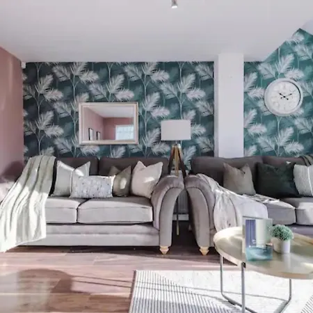 Oasis Retreat - 4 Bedroom House Manchester