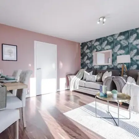 Oasis Retreat - 4 Bedroom House Holiday home