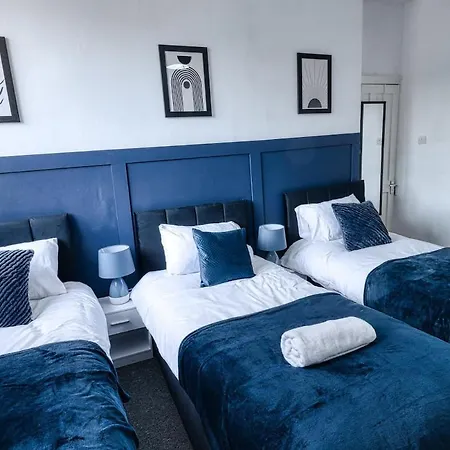 Modern 3 Bedroom House - Parking - Pool Table - Sleeps 6 * Manchester