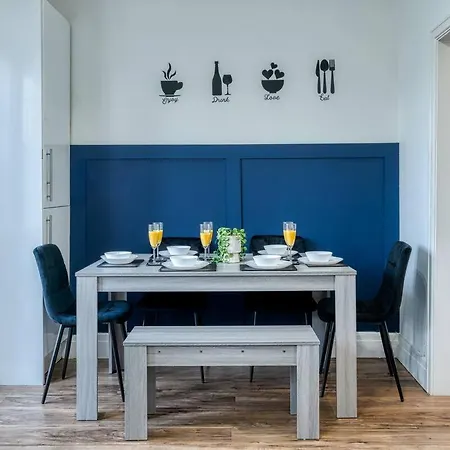 Modern 3 Bedroom House - Parking - Pool Table - Sleeps 6 Manchester