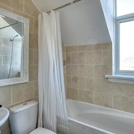 Modern 3 Bedroom House - Parking - Pool Table - Sleeps 6