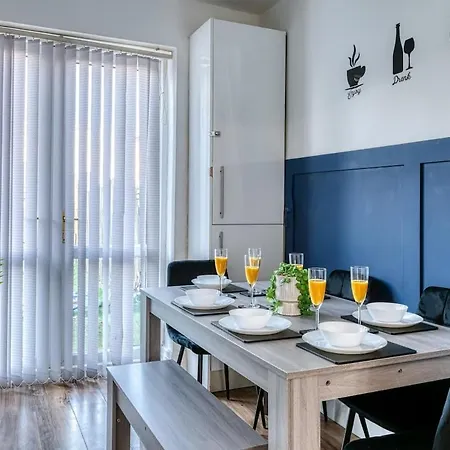Modern 3 Bedroom House - Parking - Pool Table - Sleeps 6 公寓