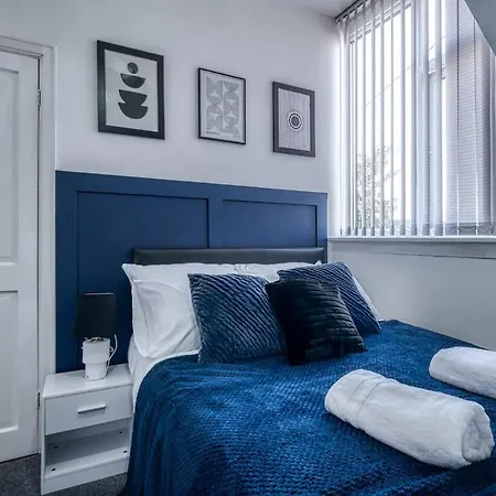 Modern 3 Bedroom Sleeps 6 With Parking And Pool Table Manchester