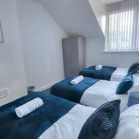 Apartment Modern 3 Bedroom House - Parking - Pool Table - Sleeps 6 *