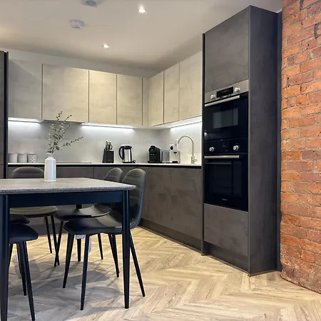 Apt, Free Parking, Business, Couples & Families Manchester