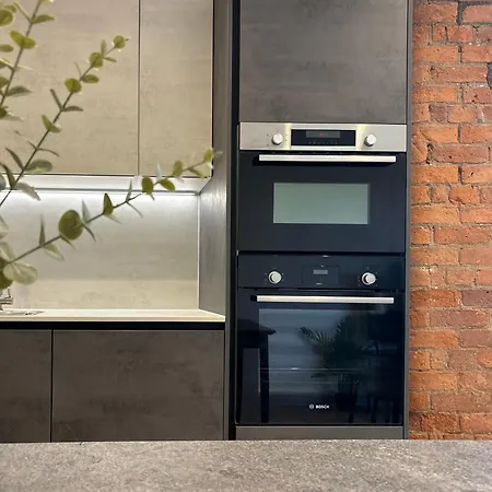 Apt, Free Parking, Business, Couples & Families * Manchester