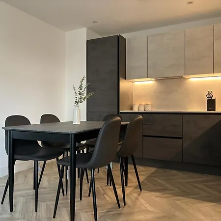 Apartment Apt, Free Parking, Business, Couples & Families