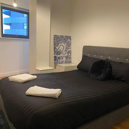 Deluxe 2 Bed En-suite Flat