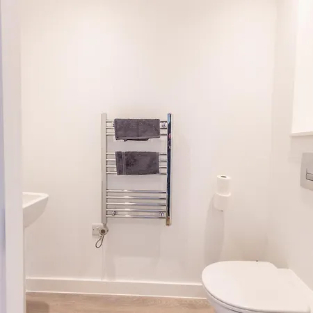 Stunning Modern 3 Bedroom Townhouse - Perfect Getaway Holiday home *