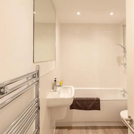 Stunning Modern 3 Bedroom Townhouse - Perfect Getaway Holiday home *