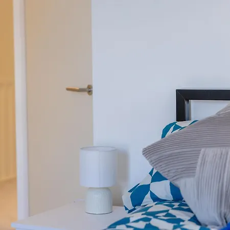 Stunning Modern 3 Bedroom Townhouse - Perfect Getaway Holiday home Manchester