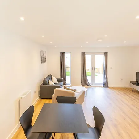 Stunning Modern 3 Bedroom Townhouse - Perfect Getaway Holiday home Manchester