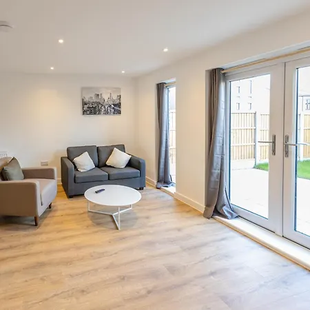 Stunning Modern 3 Bedroom Townhouse - Perfect Getaway Manchester