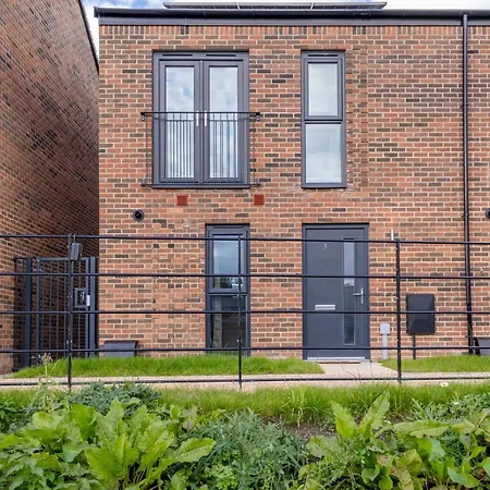 Stunning Modern 3 Bedroom Townhouse - Perfect Getaway *