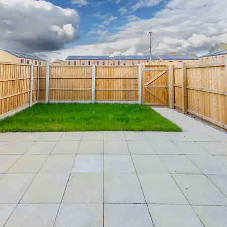 Stunning Modern 3 Bedroom Townhouse - Perfect Getaway Holiday home *