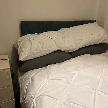 Close To Centre 1-bed Room, Sleeps 2, Free Parking, Great Transport Links アパート