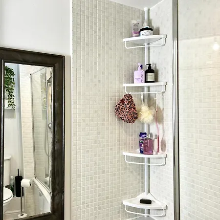 Convenient Private Bed, Bath & Parking Included Kwatera prywatna *