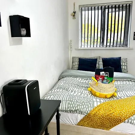 Convenient Private Bed, Bath & Parking Included * 맨체스터